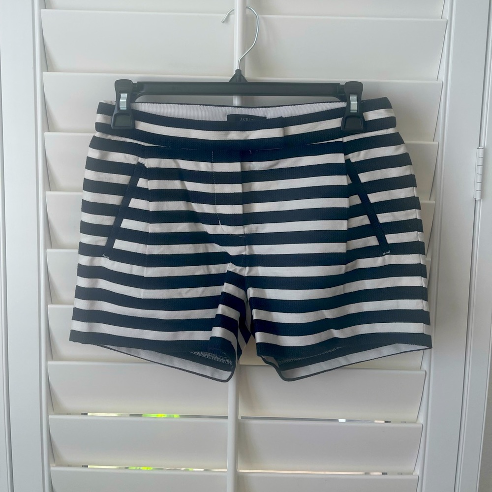NWT J. Crew Navy Blue and White Striped Shorts in sz 00